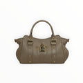Sac à main  LOUISA LEE Madeleine en cuir de vachette grainé taupe avec fermoir cadenas et détails dorés.