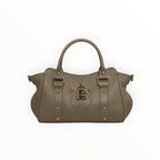 Sac à main  LOUISA LEE Madeleine en cuir de vachette grainé taupe avec fermoir cadenas et détails dorés.