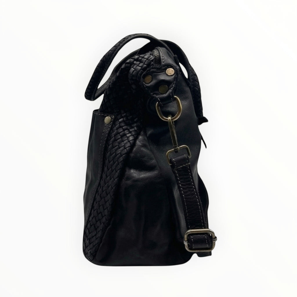 Sac à main en cuir noir avec détails tressés, anses et bandoulière réglable pour femme.