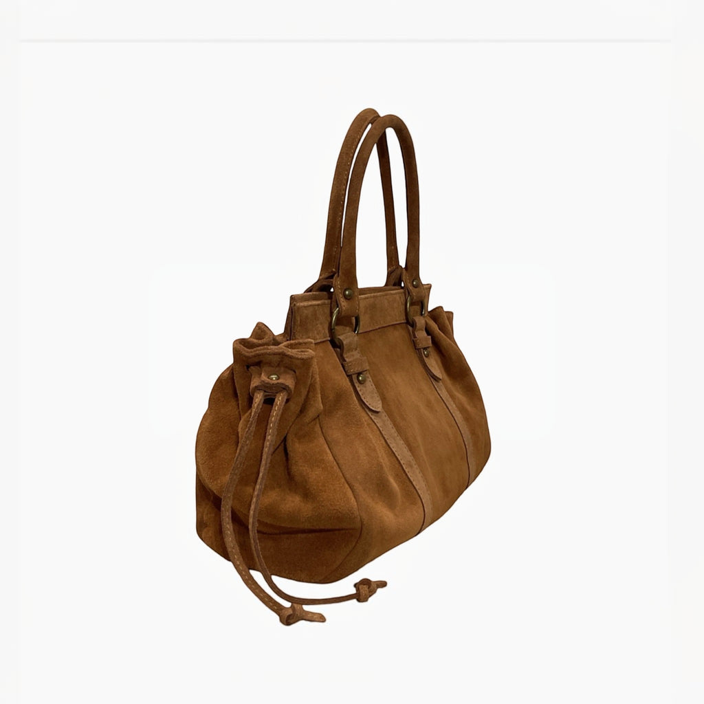 Sac à main  LOUISA LEE Gilia en cuir suédé marron, format 16 pouces avec finitions dorées et anses souples.