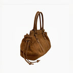 Sac à main  LOUISA LEE Gilia en cuir suédé marron, format 16 pouces avec finitions dorées et anses souples.