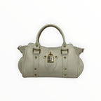 Sac à main LOUISA LEE Madeleine en cuir de vachette grainé blanc cassé avec fermoir cadenas et clous dorés.