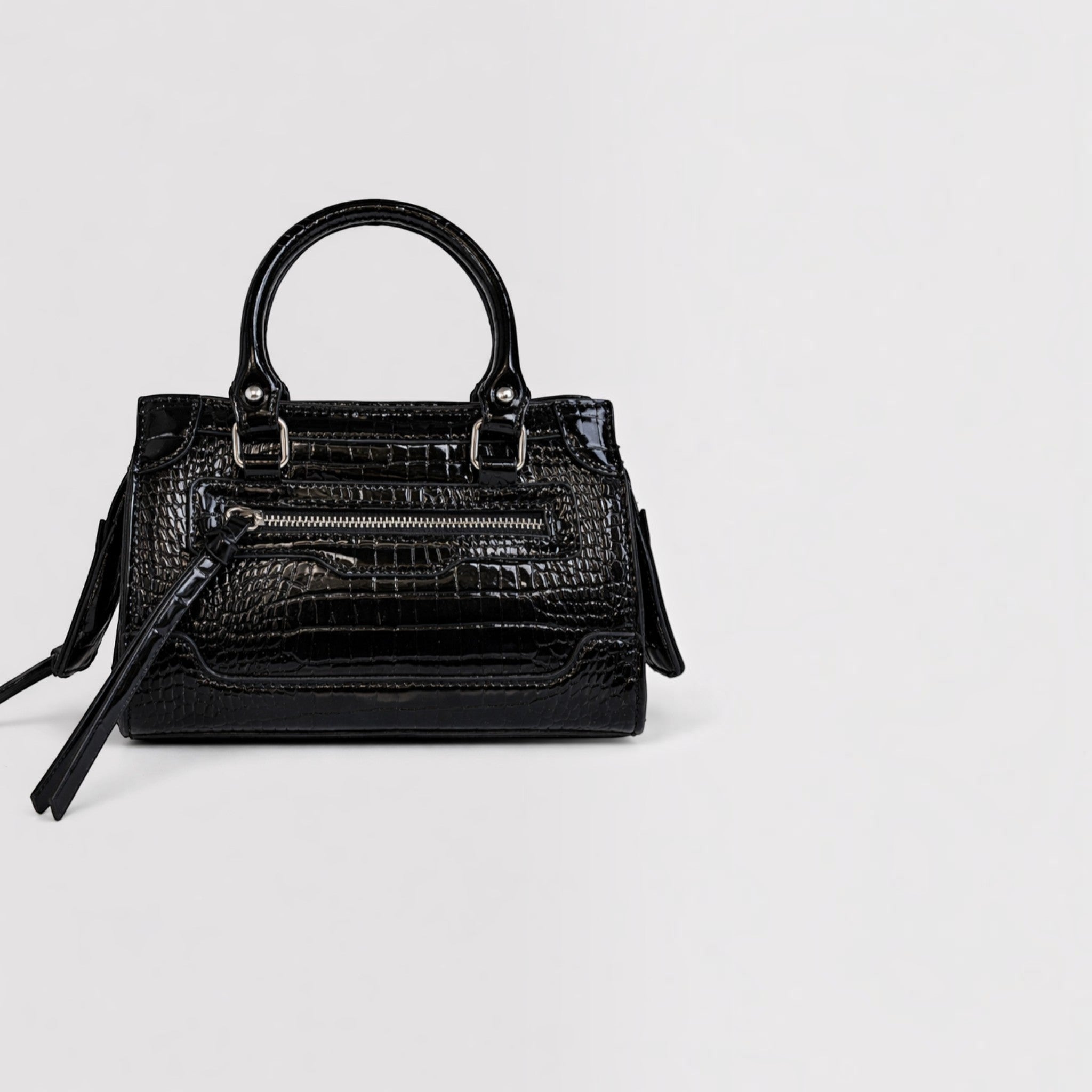 Sac à main structuré noir effet croco verni avec poignées et fermeture éclair frontale argentée.