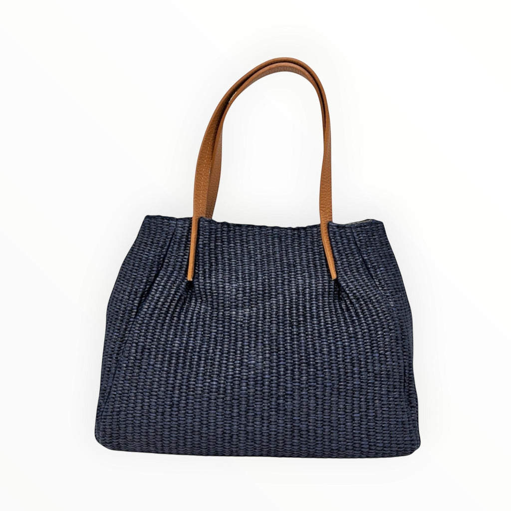 Sac à main bleu marine en raphia avec garnitures en cuir marron de la marque  anses souples, style bohème-chic.