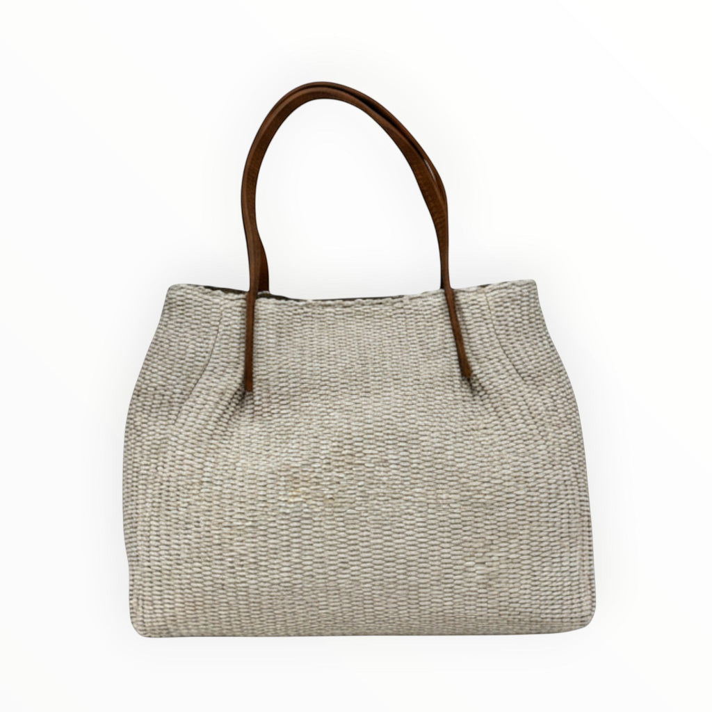 Sac à main Louisa Lee en raphia naturel tressé, garnitures en cuir marron, anses courtes. Style bohème-chic.
