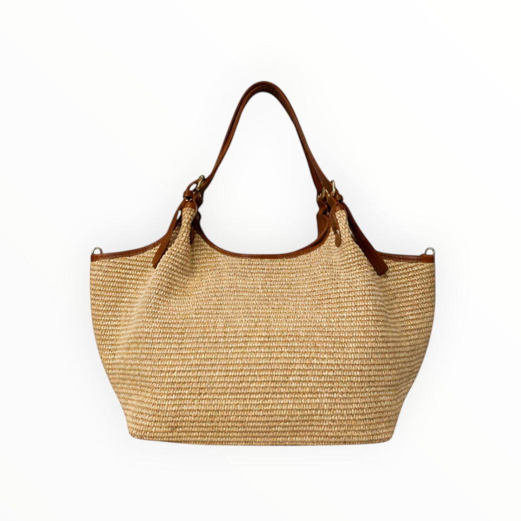 Sac à main  Louisa Lee en raphia tressé naturel et anses en cuir de vachette marron, style chic et artisanal.