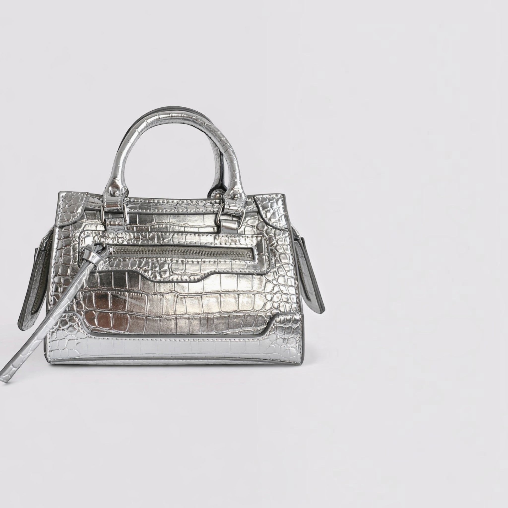 Sac à main  structuré argenté effet croco avec poignées et fermeture éclair frontale pour un look chic.