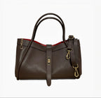 Sac mini Hugo LOUISA LEE en cuir grainé marron foncé avec doublure rouge et détails dorés.