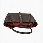Sac mini Hugo LOUISA LEE en cuir grainé marron foncé avec doublure rouge vif et fermoir doré.