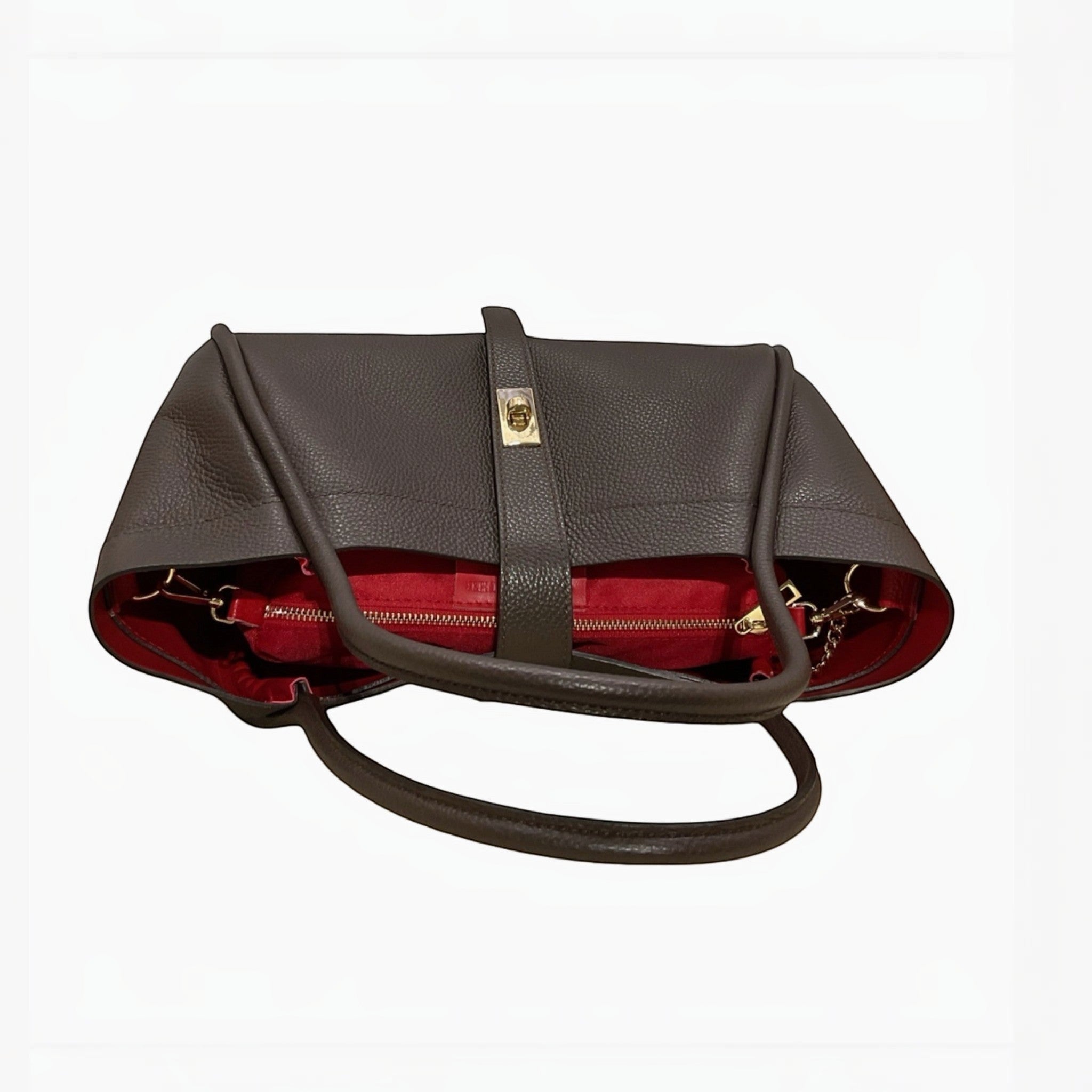 Sac mini Hugo LOUISA LEE en cuir grainé marron foncé avec doublure rouge vif et fermoir doré.