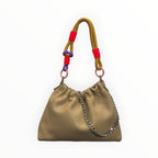 Sac Plissa LOUISA LEE en cuir grainé beige avec bandoulière cordage coloré et chaîne argentée