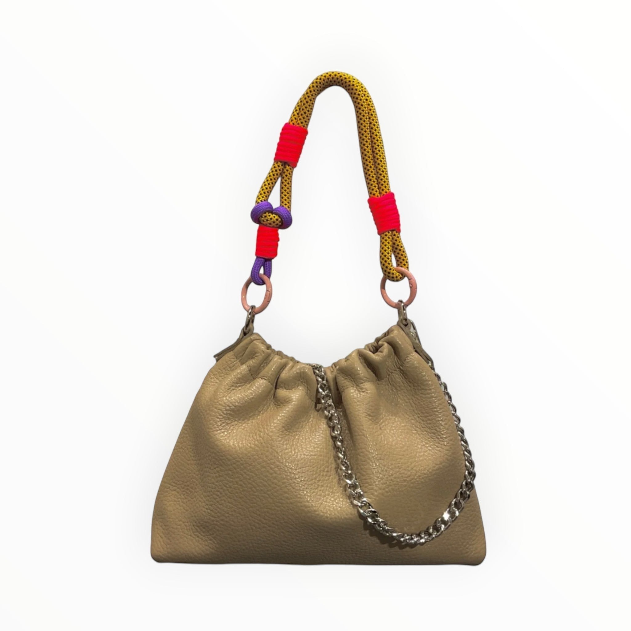 Sac Plissa LOUISA LEE en cuir grainé beige avec bandoulière cordage coloré et chaîne argentée