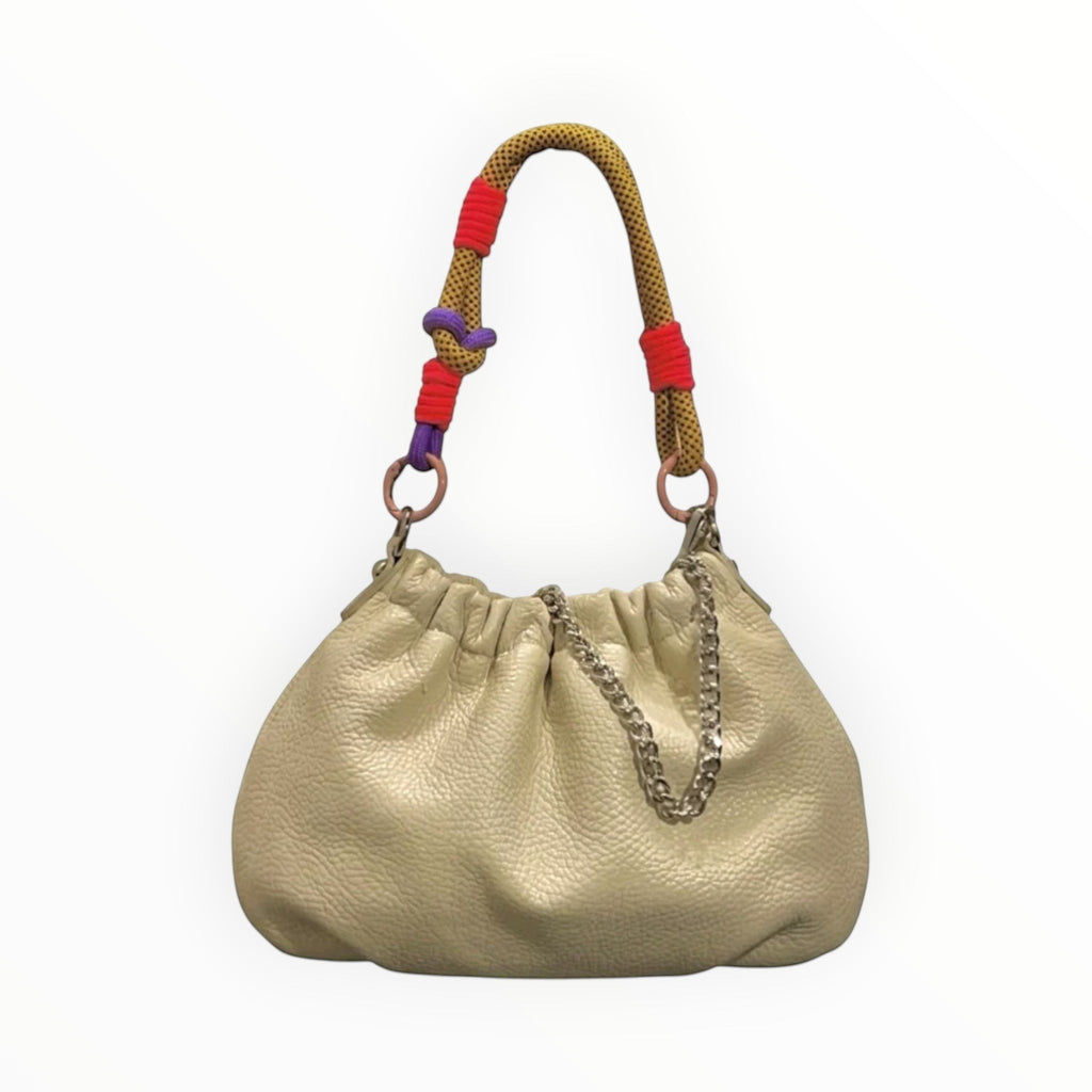 Sac Plissa LOUISA LEE en cuir grainé beige avec bandoulière cordon coloré et chaîne argentée