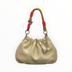 Sac Plissa LOUISA LEE en cuir grainé beige avec bandoulière cordon coloré et chaîne argentée