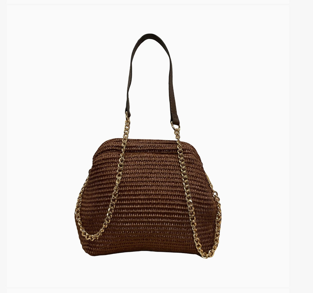 Sac Laure en raphia marron tressé avec chaîne dorée et finitions en cuir, fabriqué à la main en Italie.