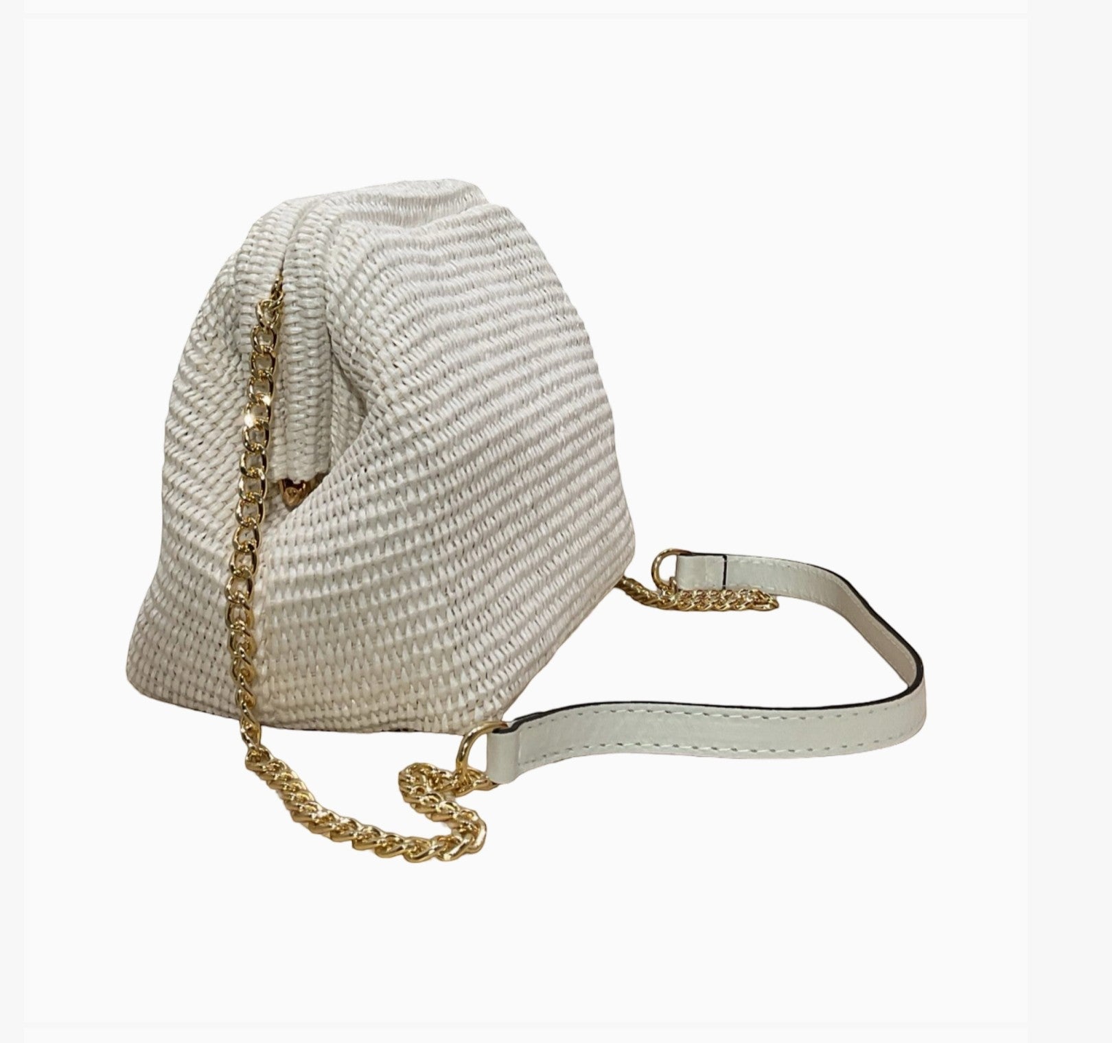 Sac Laure LOUISA LEE en raphia blanc avec fermoir rétro et bandoulière chaîne dorée, vendu par