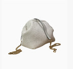 Sac Laure en raphia blanc avec fermoir rétro et chaîne dorée, fabriqué à la main en Italie par LOUISA LEE.