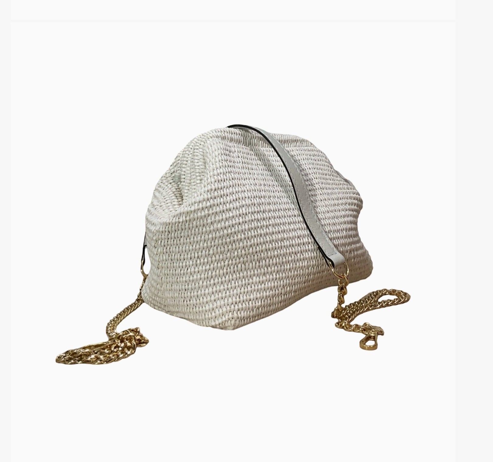 Sac Laure en raphia blanc avec fermoir rétro et chaîne dorée, fabriqué à la main en Italie par LOUISA LEE.