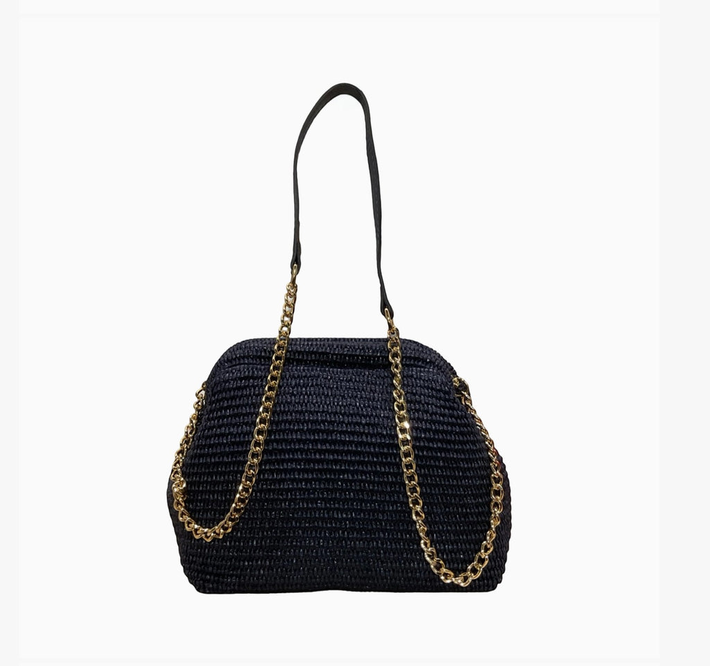 Sac Laure en raphia noir tressé avec fermoir rétro, chaîne dorée et détails en cuir, fabriqué en Italie.