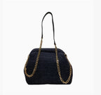 Sac Laure en raphia noir tressé avec fermoir rétro, chaîne dorée et détails en cuir, fabriqué en Italie.