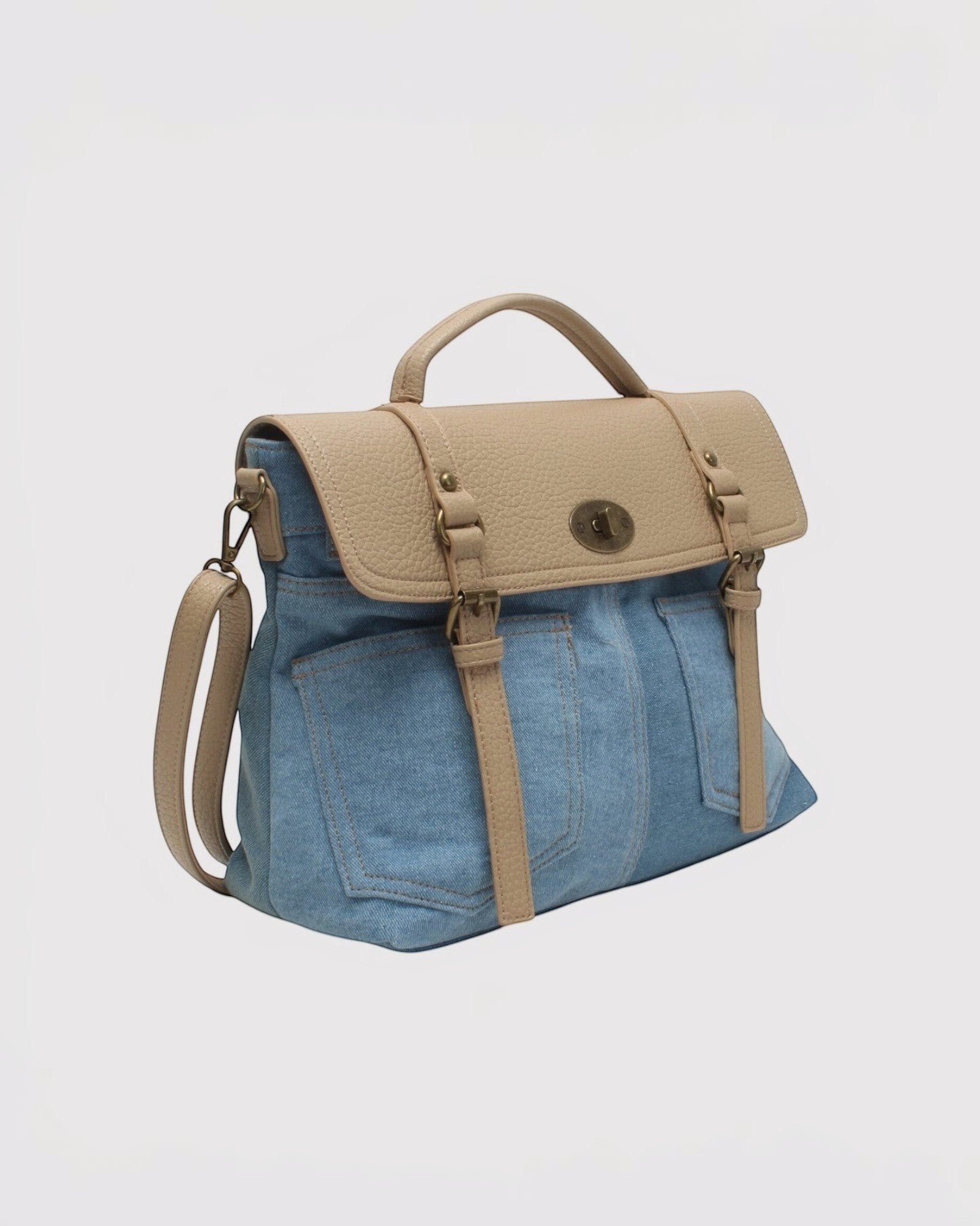 sacoche bandoulière en toile denim bleu clair et similicuir beige avec fermoir tourniquet et poignée