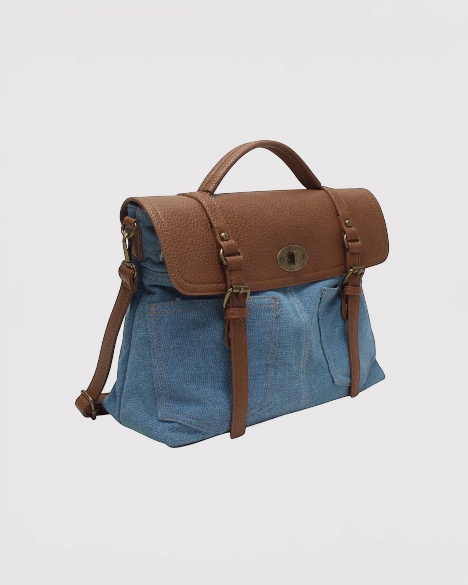 sacoche bandoulière en toile denim bleu clair avec finitions en similicuir marron, style cartable vintage.