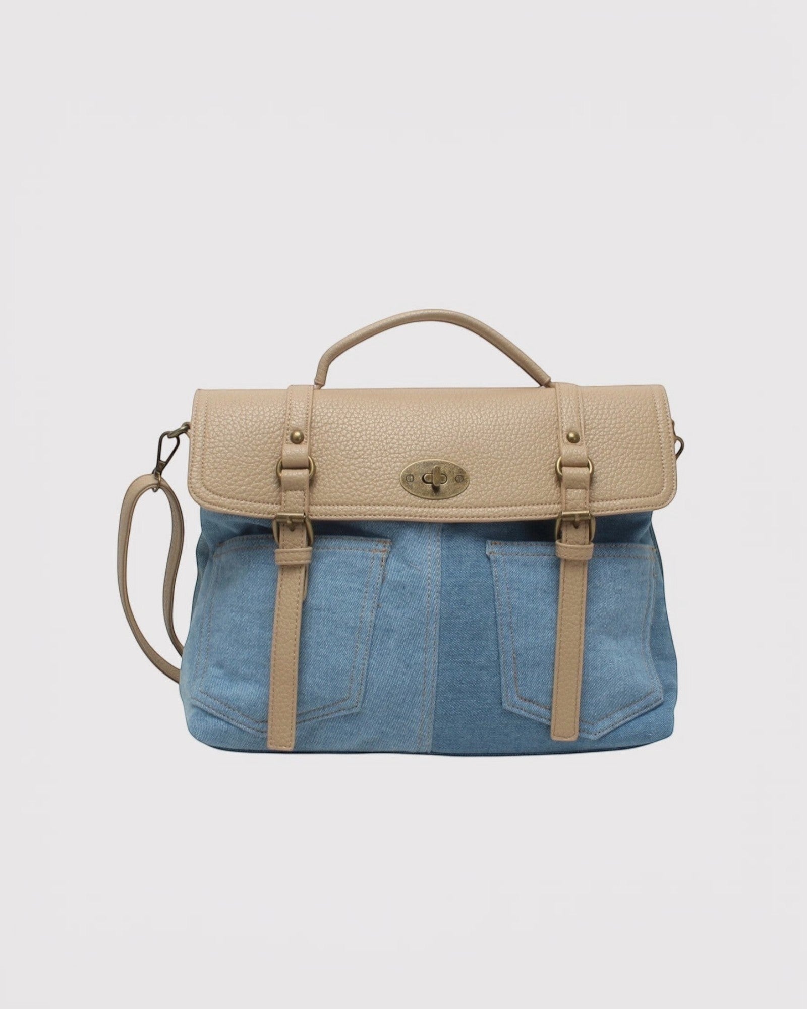 Sacoche bandoulière en toile denim bleu clair avec finitions en similicuir beige et fermoir métallique.