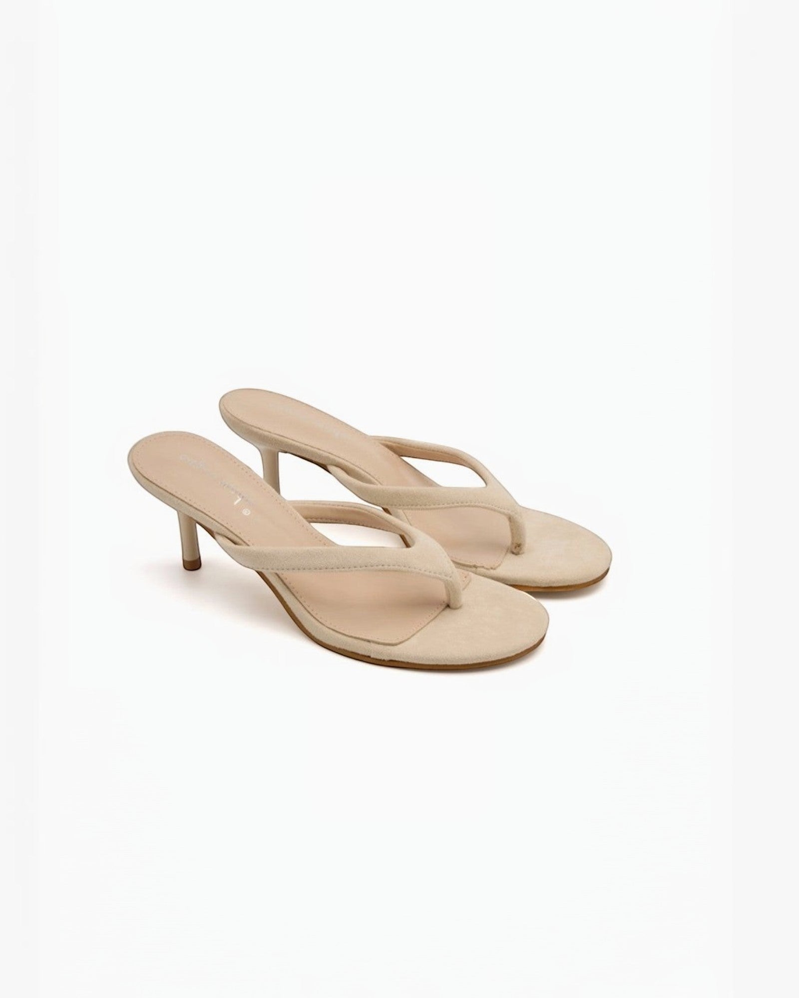 sandales femme bout ouvert et talon fin en daim beige, bride entre les orteils