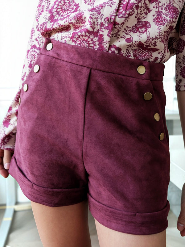 Short en suédine violet avec boutons décoratifs dorés et ourlets retroussés pour un style casual-chic