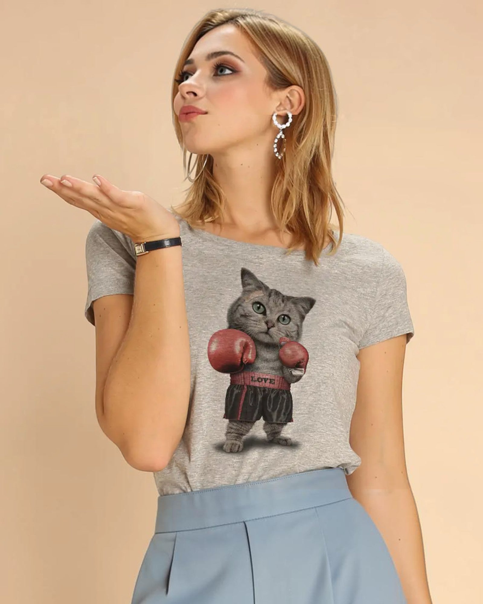 T-shirt gris chiné pour femme avec un chat boxeur imprimé. 100% coton biologique.