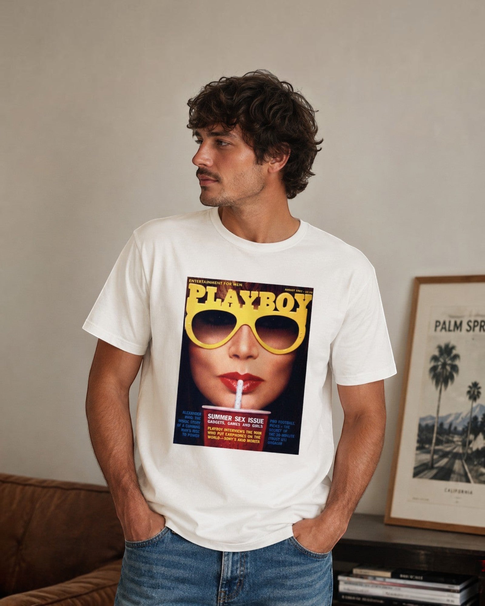 T-shirt blanc en coton biologique avec un imprimé vintage Playboy "Summer Sex Issue" sur le devant.
